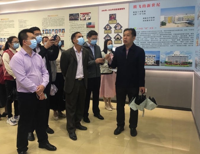 参观柳州八中柳州八中李梦玲校长介绍学校办学情况柳州八中江洪副校长