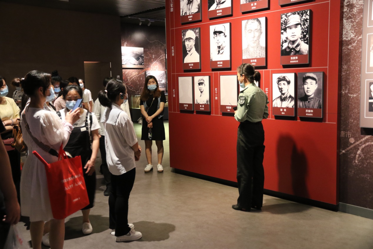 参观红军长征突破湘江纪念馆合影广西艺术学院继续教育学院院长/培训